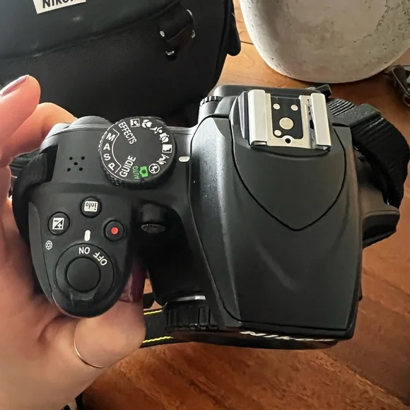 Nikon D3400 Digital SLR Camera Kit with Bag - Picture 5 of 6